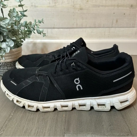 On Cloud 6 running shoes in black and whiteMen’s size 14